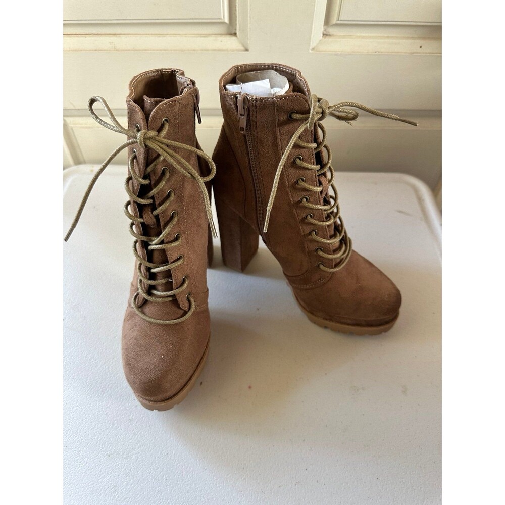 NWOT Wild Diva Lounge Vivian Block Lug Platform Blocked Heel Lug Sole Boots 8.5
